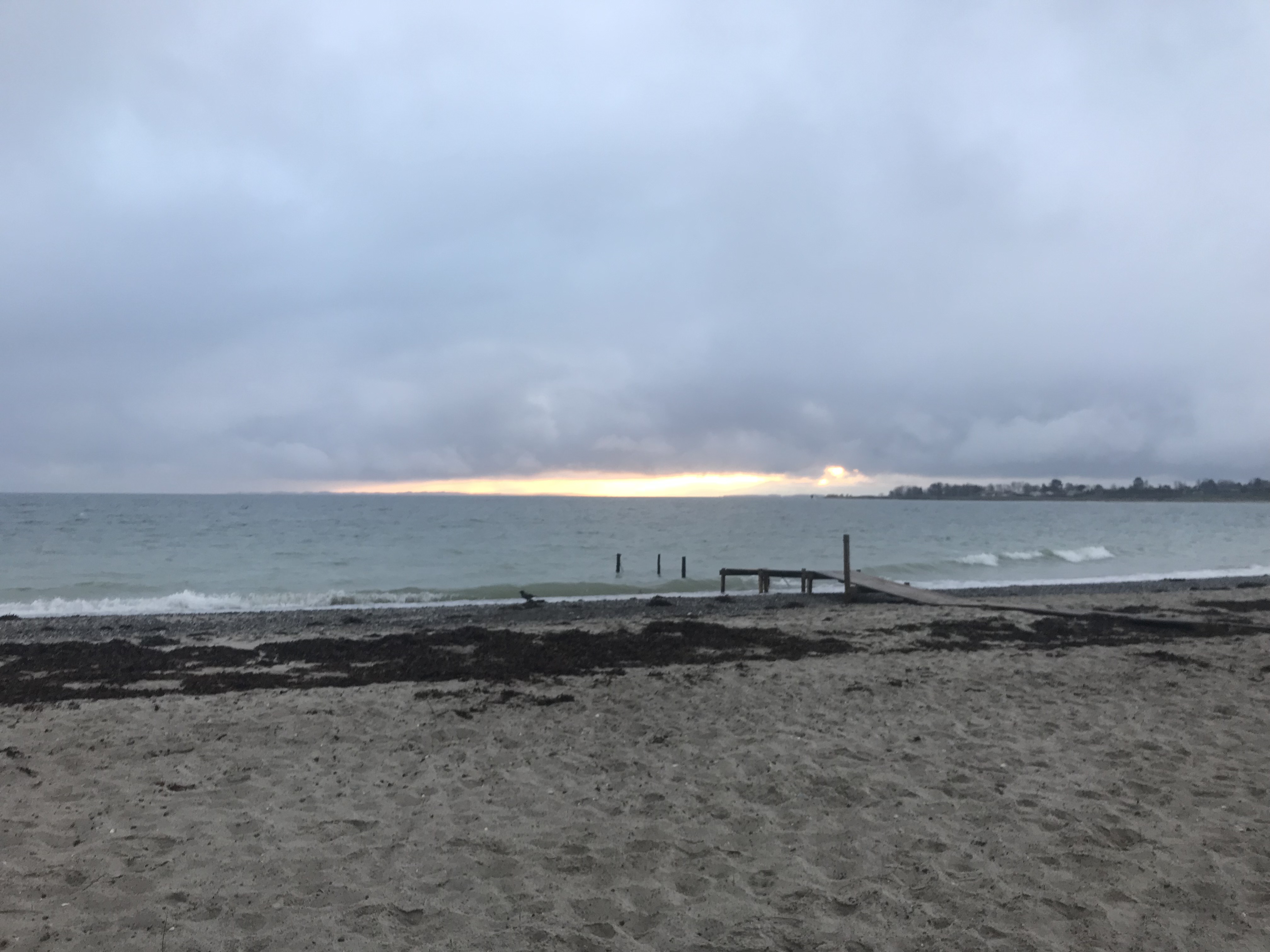 Søndagsbadning ved Ajstrup Strand
